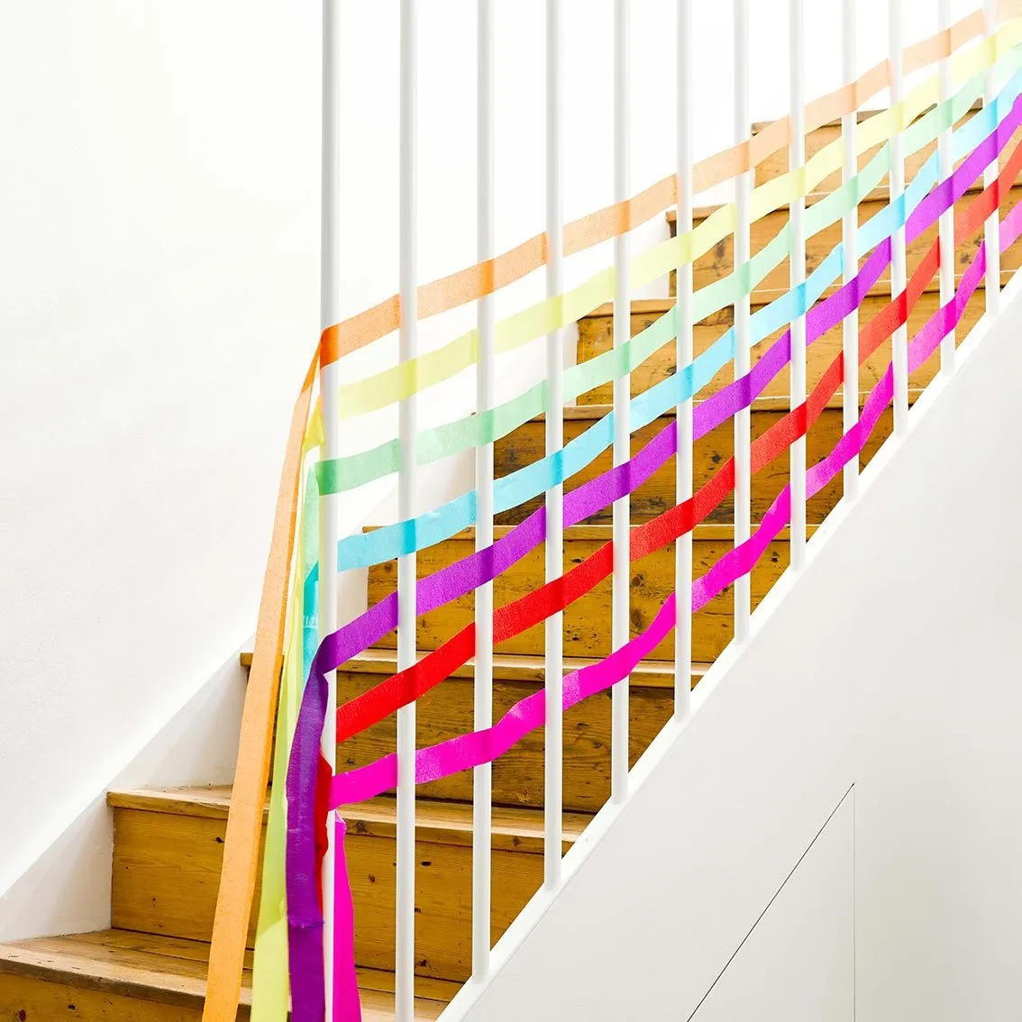 Bright Rainbow Party Streamers 7ct