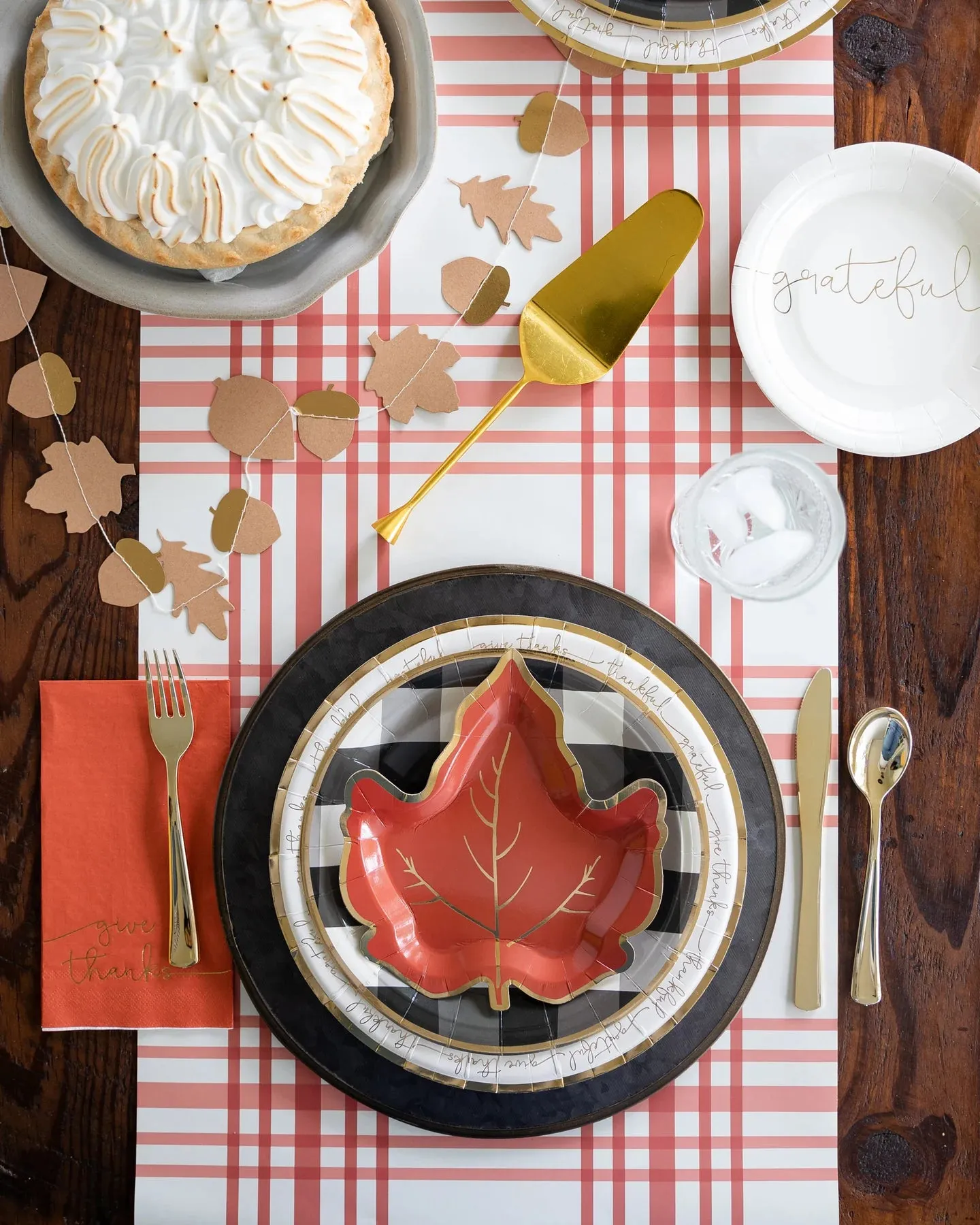 Maple Leaf Shaped Plates 8ct