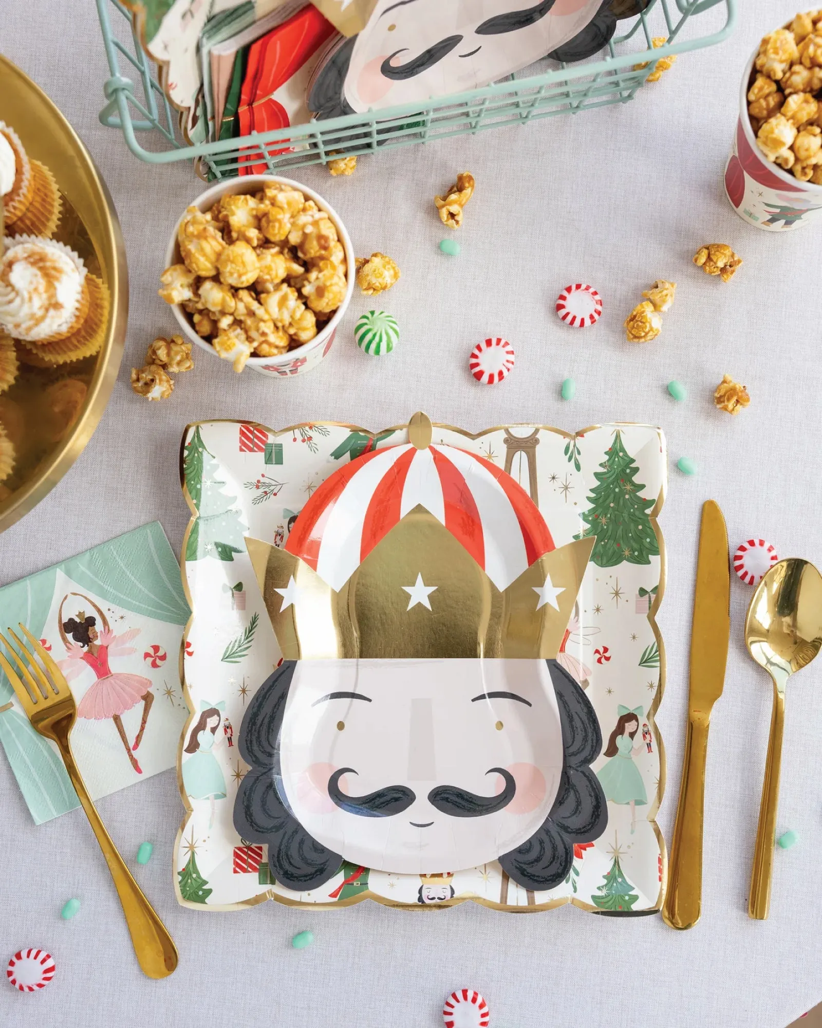 Nutcracker Pattern Square Dinner Plates 8ct